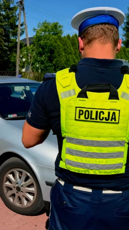 Kompletnie pijany 40-latek za kierownicą Seata. Najpierw omal nie potrącił pieszych, potem wjechał w policyjny radiowóz