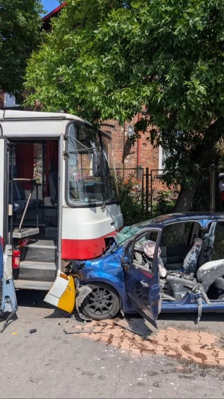 Wypadek na ulicy Kolejowej. 35-letni kierowca Renault wjechał w zaparkowany autobus