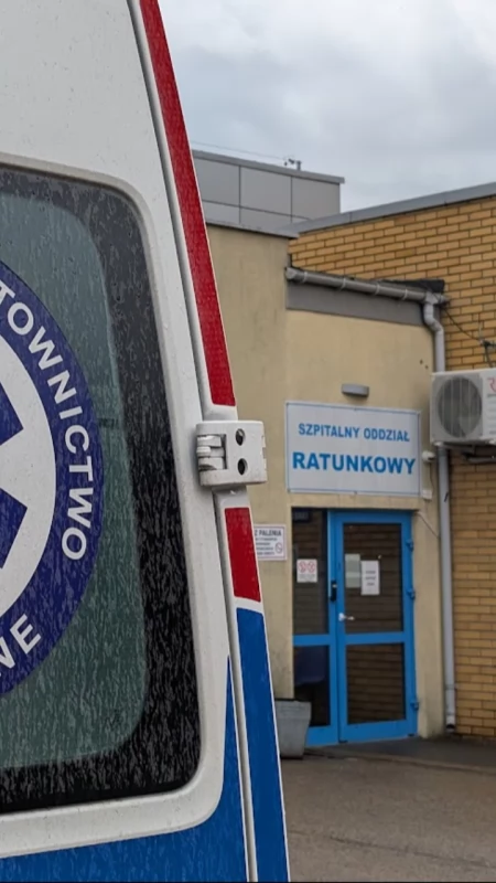Strażacy pomagali ratownikom. 94-latek upadł i złamał biodro
