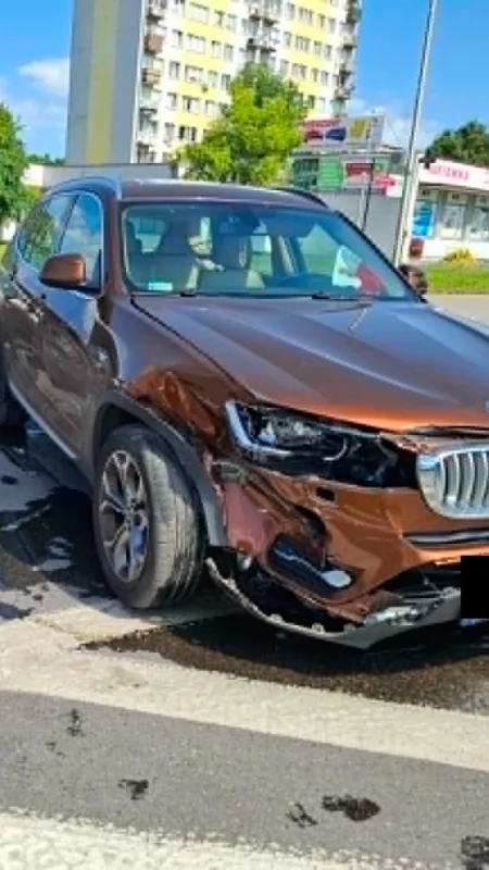 Kolizja na skrzyżowaniu Leszka Czarnego i Piastowskiej. Sprawcą 72-letni kierowca BMW