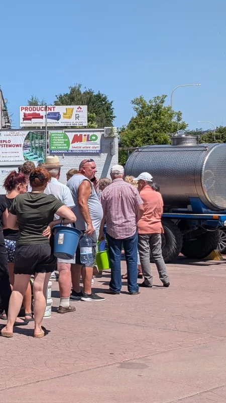 To naprawdę duża awaria. W Radomsku nie ma wody, mieszkańcy stają w kolejce do beczkowozów