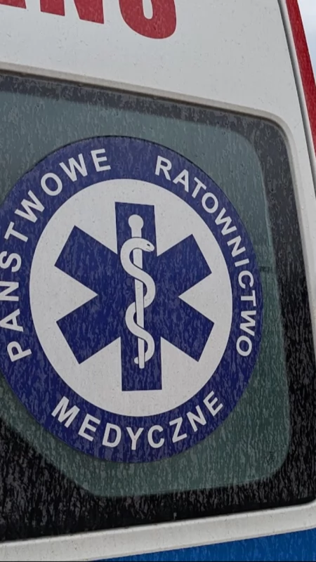 Strażacy i ratownicy wezwani do domu w Gidlach. Pomocy potrzebował 59-letni mężczyzna