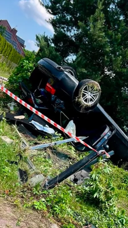 18-latek “poszalał” na Jagodowej. Jazdę Audi zakończył dachowaniem. Zapłaci 5000 zł