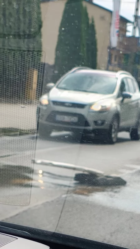 Czytelnik: Na Przedborskiej leje się woda. Kolejna awaria? PGK: - Spokojnie, dzisiaj zostanie naprawione