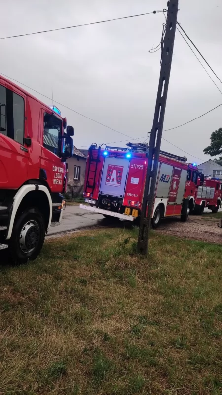 Pożar w domu w Galonkach. Była burza, piorun uderzył prosto w rozdzielnię. Zaczęło się palić