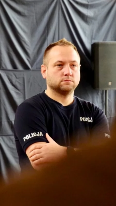 14-latka siedziała na krawędzi dachu. Sierżant Grzegorz Urbański zaczął z nią rozmawiać