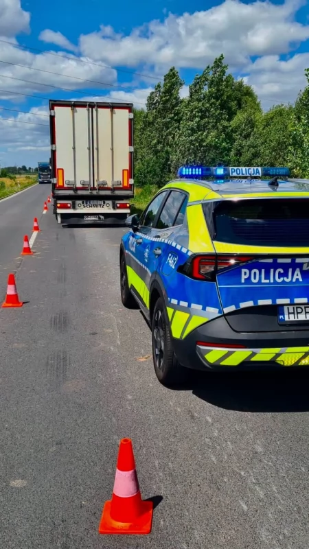 Kolizja w Koźniewicach. Samochód ciężarowy najechał na tył auta osobowego. Policja informuje o utrudnieniach w ruchu 
