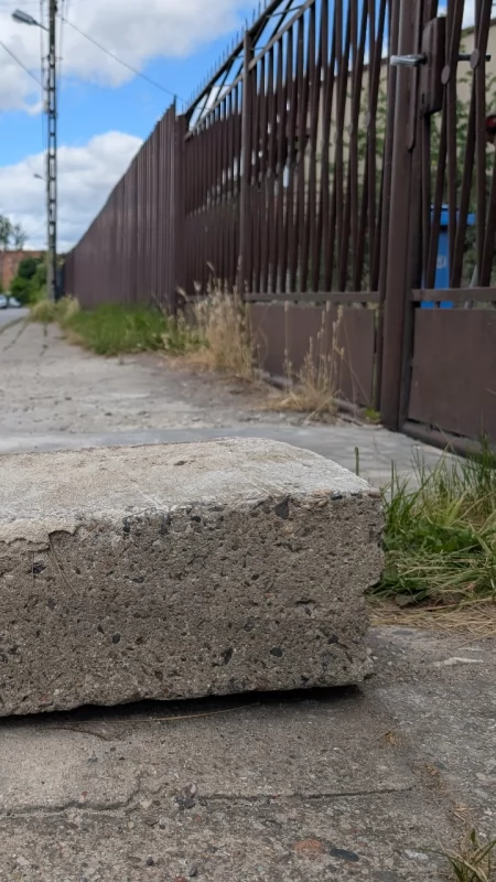 Konflikt na Moniuszki. Na chodniku pojawił się... krawężnik. Obie strony mają swoje racje, ale przepisy są jasne