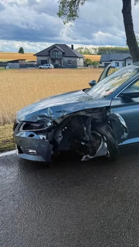 Wypadek w Kodrębie. Zderzyły się dwa samochody osobowe. 73-latka najprawdopodobniej zasnęła za kierownicą
