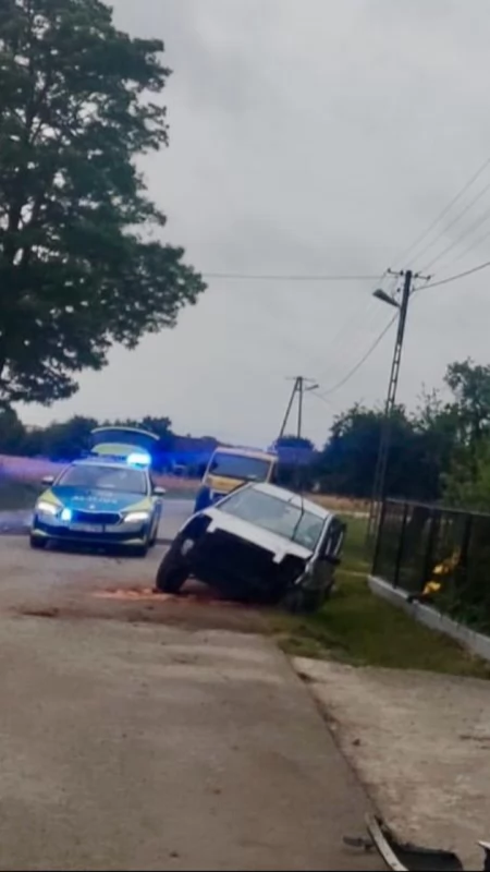 Wypadek w Koconi. 23-latek wjechał w przepust i ogrodzenie. Mężczyzna został odwieziony do szpitala