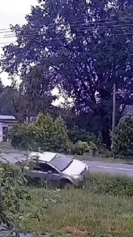 Samochód wylądował w rowie, kierująca trafiła do szpitala. Niebezpieczne wyprzedzanie w gminie Kobiele Wielkie [FILM]