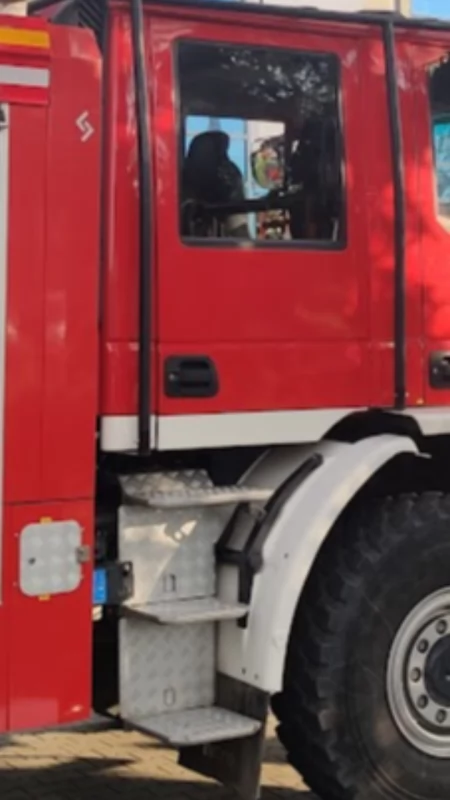 Strażacy i policja wezwani do Kodręba. Na drogę spadł przewód linii wysokiego napięcia