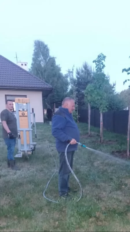 Stowarzyszenie Rozwoju Wsi Borowa posadziło drzewa dobre dla pszczół. Miododajne