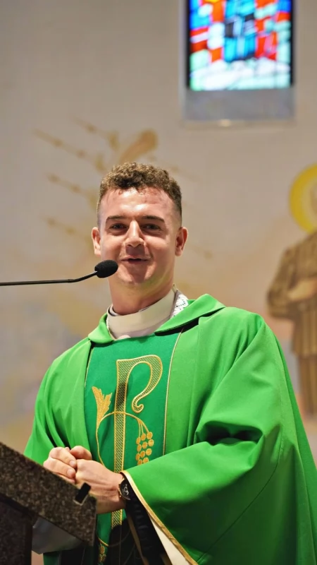 [ZDJĘCIA] Przywitali księdza Sebastiana Woźniaka. Kilka dni wcześniej żegnali księdza Zbigniewa Wojtyska