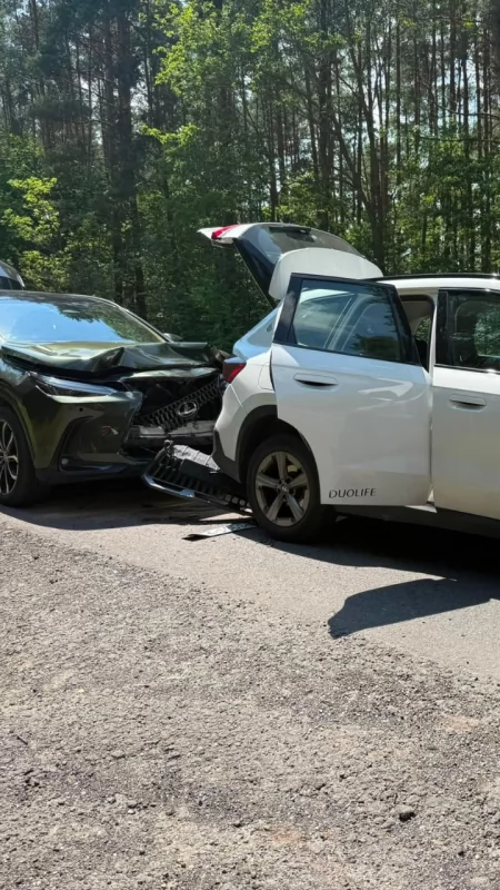 Kolizja w miejscowości Wygoda. Lexus uderzył w tył Audi 