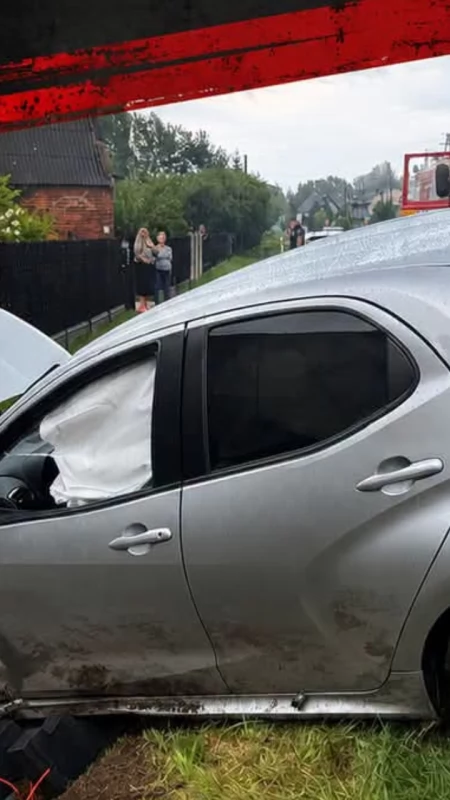 Wypadek w Rzejowicach. Toyota wjechała do rowu. Na miejscu są służby ratunkowe