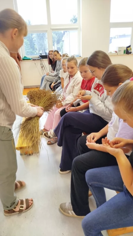 Od ziarna lnu do własnoręcznie utkanej próbki. Dzieci odkrywały tajniki dawnego rzemiosła