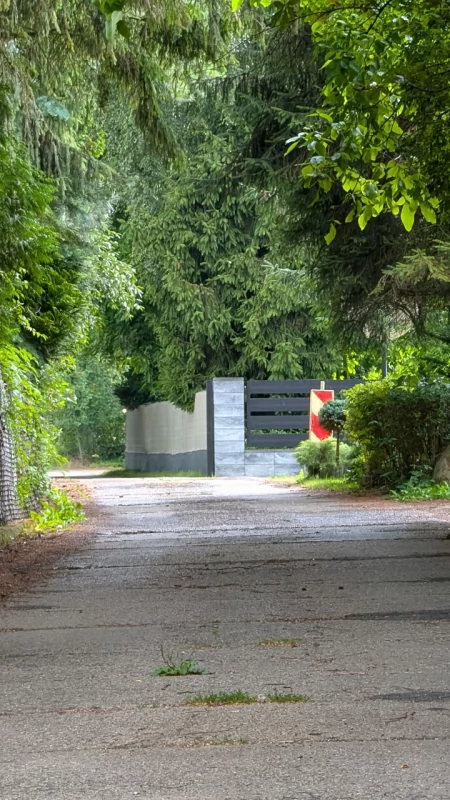 Ballada o płytach betonowych: Przyjechali, położyli betonowe płyty, zrobili drogę, odjechali. Cóż z tego, że nie na swoim?