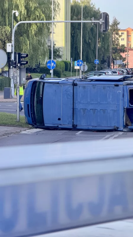 Zderzenie Opla Forda na skrzyżowaniu Tysiąclecia i Piastowskiej. Kierowca Forda uciekł. Policjanci szukają mężczyzny