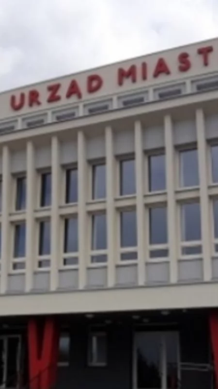 Czytelniczka: - Dlaczego urząd będzie przez cały dzień nieczynny? Czy ktoś pomyślał o petentach? Sekretarz miasta: - Decyzję podejmuje pracodawca
