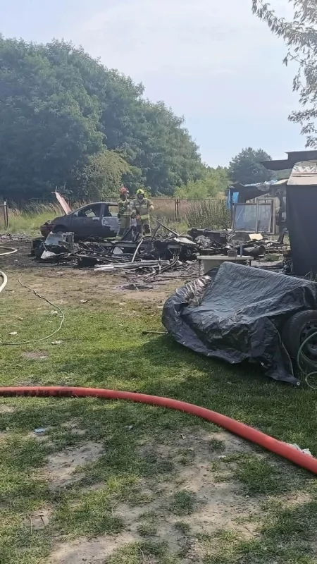 Pożar domu, przyczepy kempingowej i samochodu w miejscowości Huby Wierzbickie. Wysłano sześć zastępów straży