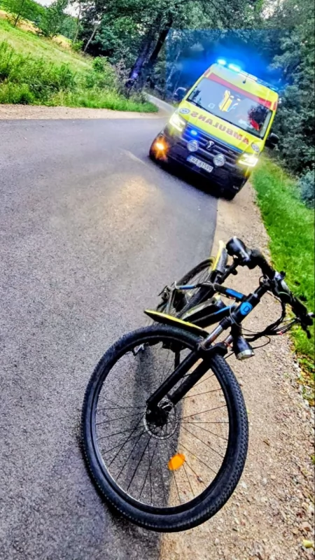 33-latek na rowerze elektrycznym wjechał do rowu. - Tak panowie policjanci, piłem wódkę