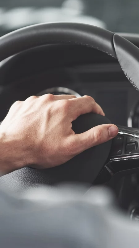 Kolizja na A1. W Oplu zablokowało się koło. 55-latek stracił panowanie, auto uderzyło w bariery