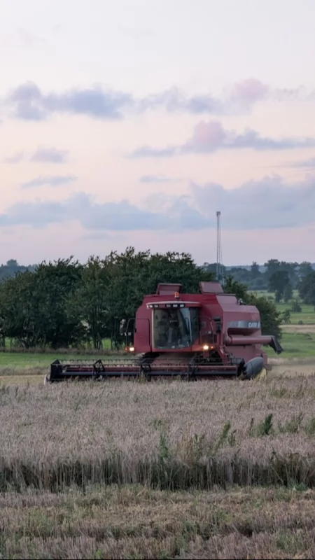 Pożar maszyny rolniczej w Korytnie. Z kombajnu zaczął wydobywać się dym