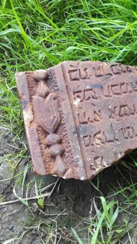 Niecodzienne znalezisko w centrum Przedborza. Paweł Zięba: - Woda opadła i okazało się, że leżą tam fragmenty macew. Absolutnie nie powinny tu trafić