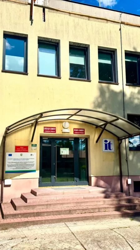 Główne drzwi urzędu w Kobielach Wielkich znów otwarte dla mieszkańców