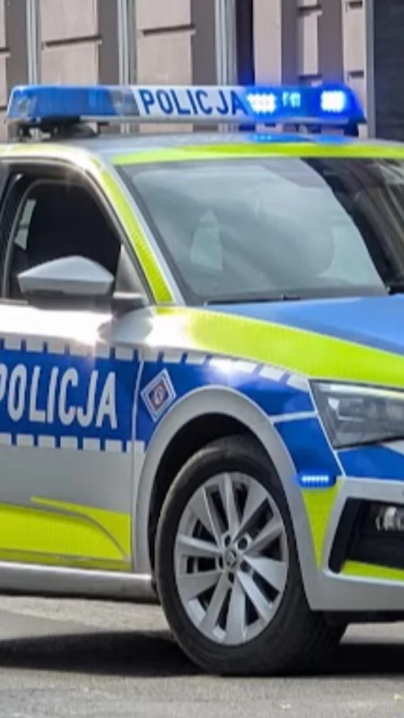 Kolizja na autostradzie A1. 20-letni kierowca BMW wjechał w bariery energochłonne