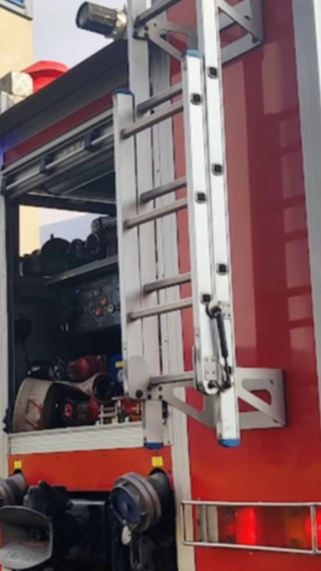 Pożar Chryslera na posesji przy Reja. Dyżurny wysłał dwa zastępy