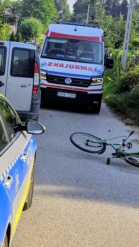 Wypadek w miejscowości Korytno. Rowerzystka zderzyła się z samochodem osobowym. Kobieta została odwieziona do szpitala