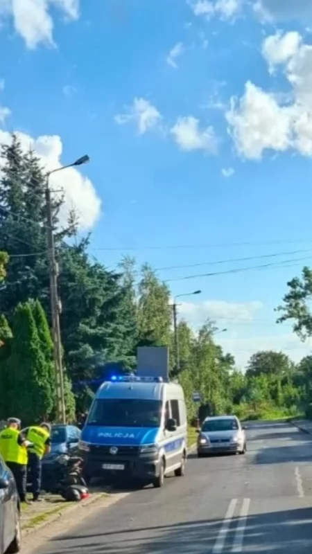 Wyprzedzanie, manewr skrętu i zderzenie gotowe. Wypadek z udziałem motorowerzysty 