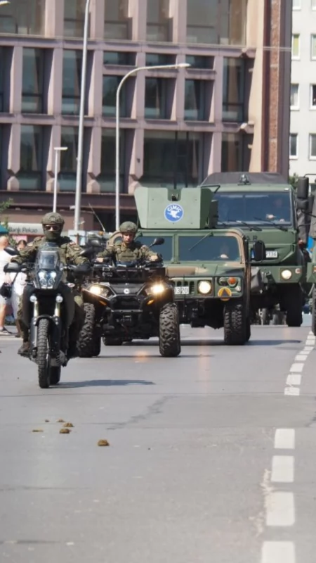 Żołnierze, grupy rekonstrukcyjne, sprzęt wojskowy. Radomszczanie obejrzeli defiladę [FILM: ZOBACZ CAŁĄ DEFILADĘ]