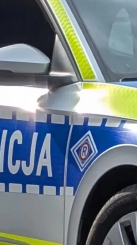 Wypadek w Kamieńsku. Kierowca uderzył w przydrożny słup. Pas w kierunku Radomska zablokowany