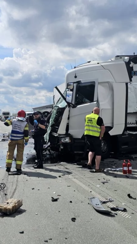 UWAGA: Wypadek na A1. Zderzyły się dwie ciężarówki. Jezdnia w kierunku Gdańska całkowicie zablokowana