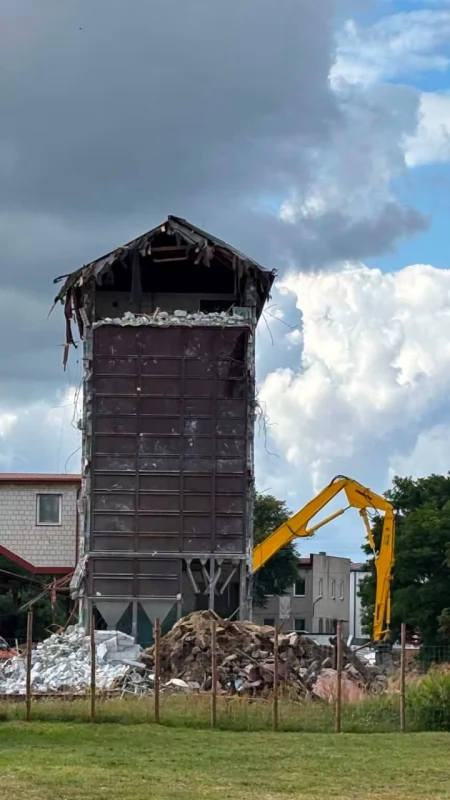 Ostatni młyn w Przedborzu znika z miejskiego krajobrazu