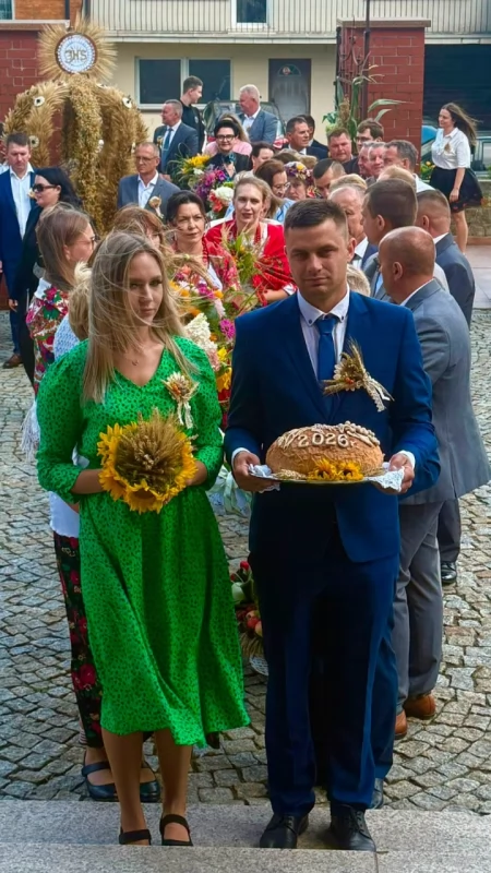 Dożynki w Kobielach Wielkich. Uroczysta msza, dożynkowy korowód i koncert Skolima
