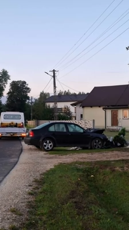 Wypadek w miejscowości Borowa. 33-letni kierowca VW wjechał w betonowe ogrodzenie. Mężczyznę odwieziono do szpitala