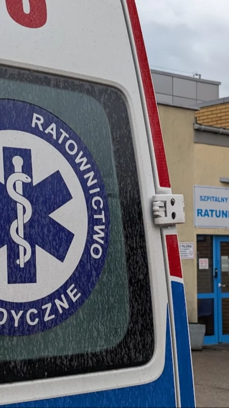 Kobieta zasłabła podczas zakupów na Targowicy. Akurat nie było wolnej karetki, pojechali strażacy
