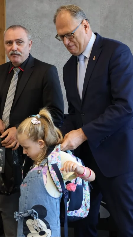 Dzieci otrzymały nowe “energetyczne tornistry”. Tak można rozpoczynać rok szkolny