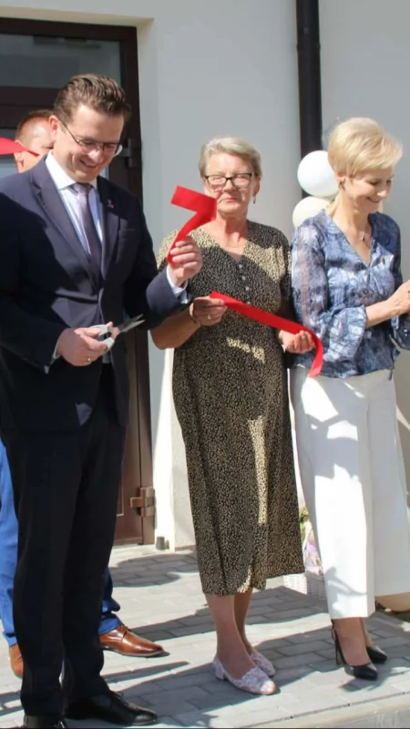 Gminny Klubik Dziecięcy w Brudzicach otwarty. Przecięto wstęgę, obiekt został poświęcony