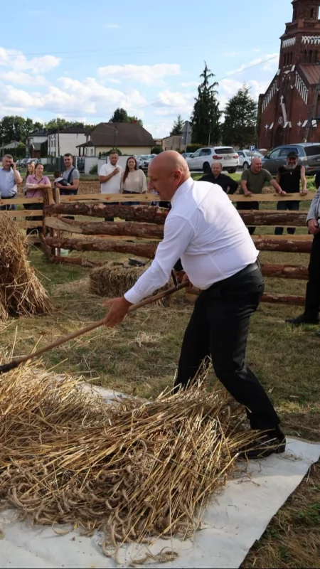 [ZDJĘCIA] Dożynki w Dziepółci. Wójt pokazał jak się młóci zboże