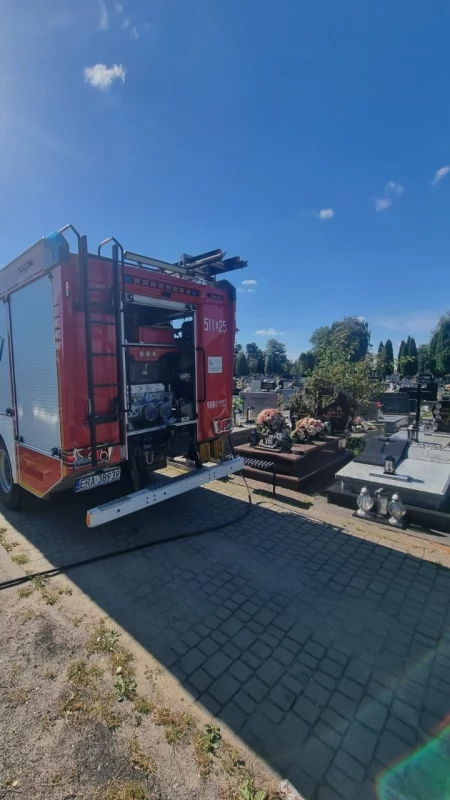 Pożar na cmentarzu. Strażacy gasili wieńce na jednym z grobów