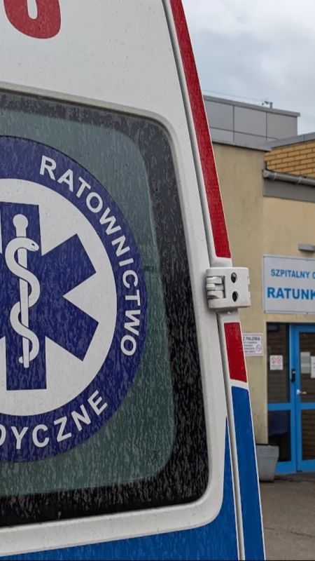 Córka martwiła się o 81-letnią matkę. Zadzwoniła po pomoc. Pojechało pogotowie i strażacy