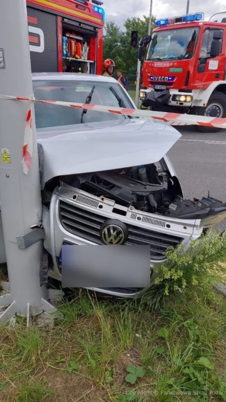 Wypadek w Gomunicach. 44-latka kierująca Polo wymusiła pierwszeństwo przejazdu na kierowcy ciężarówki