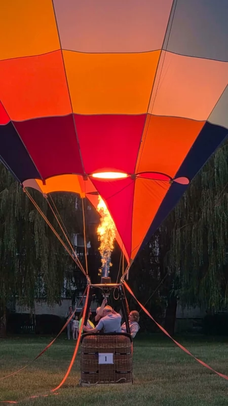 [ZDJĘCIA] Piknik i loty balonem, na uwięzi, na zakończenie Senioraliów 2026