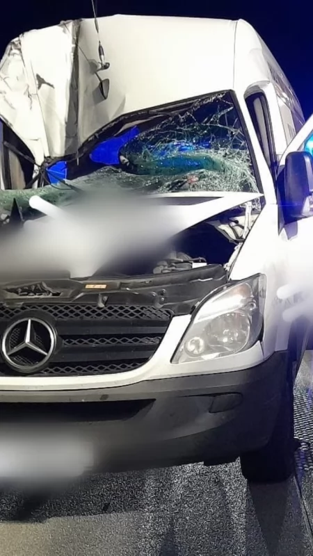 Tragiczny wypadek na autostradzie A1. Bus uderzył w samochód ciężarowy. Nie żyje 49-letnia kobieta