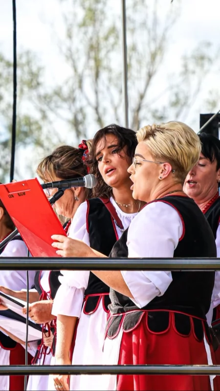 [ZDJĘCIA] Dożynki w Kodrębie i Ładzicach. Były msze, dożynkowe wieńce i mnóstwo zabawy